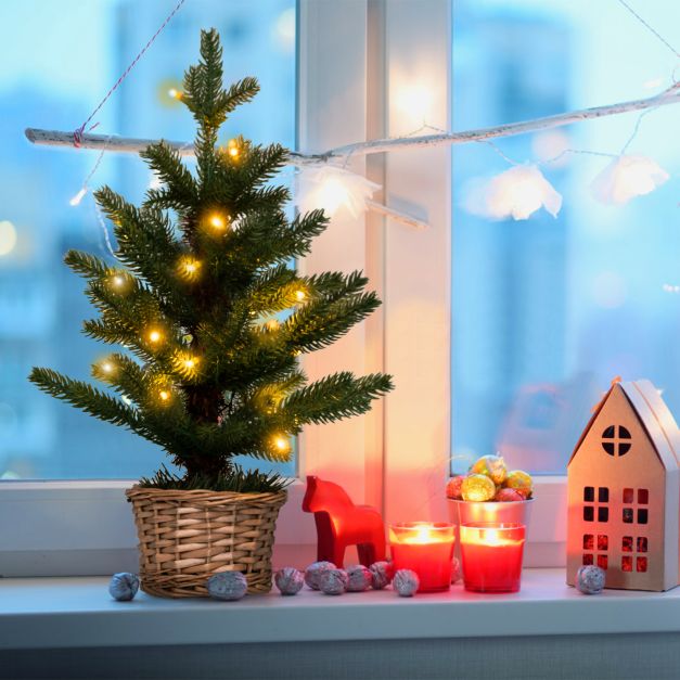 Nastrojowe oświetlenie LED z timerem w małej choince bożonarodzeniowej